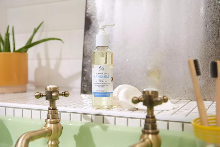 روغن پاک کننده آرایش بابونه بادی شاپ مدل Camomile silky